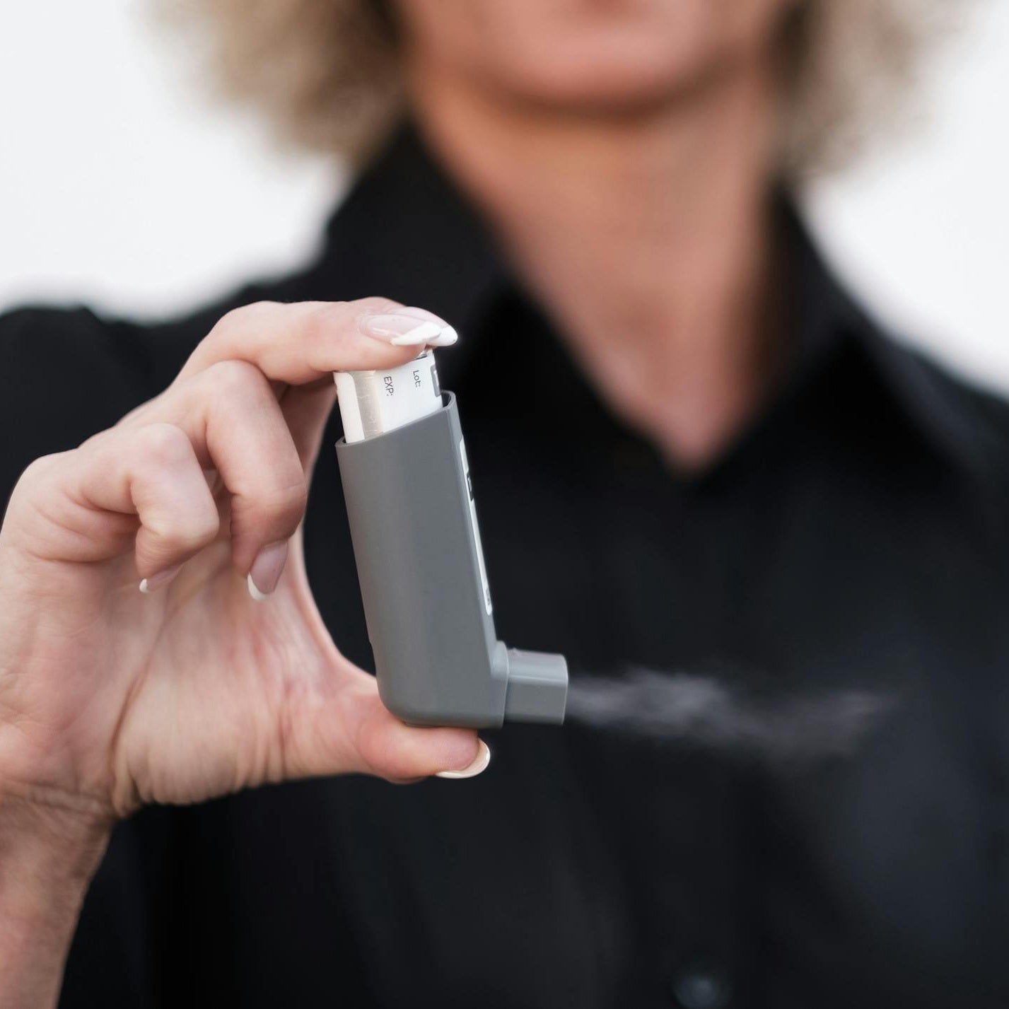 mevrouw met puffer in haar hand